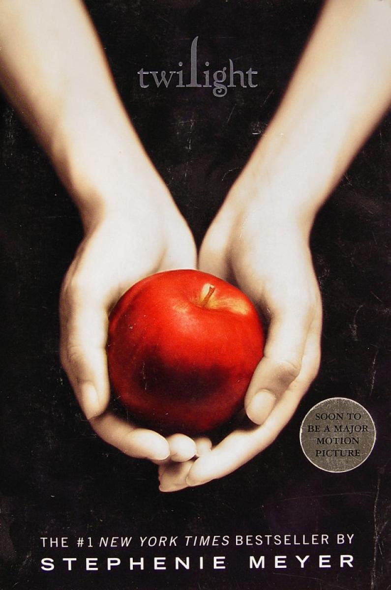 An image of the Twilight book cover, with the iconic hand holding an apple.